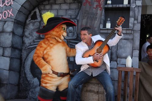 Antonio Banderas and Puss In Boots sing-along at Hollywood premiere